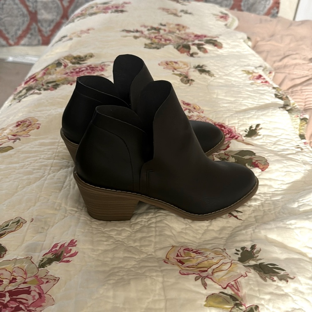 [BRAND NEW, NEVER WORN!] Black Pleather One Inch Heel, Size 8.0 WOMENS